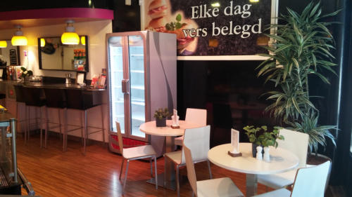 Interieur en vitrine van de broodjeszaak